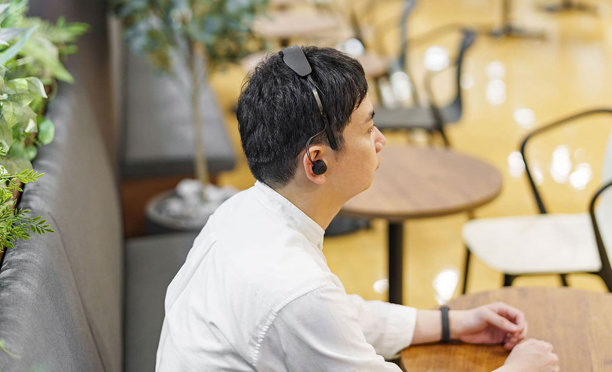 Image of a person who is wearing a Brain Navi device