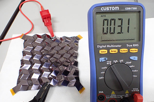 possible to uniformly form film on curved surfaces and complex three-dimensional shapes