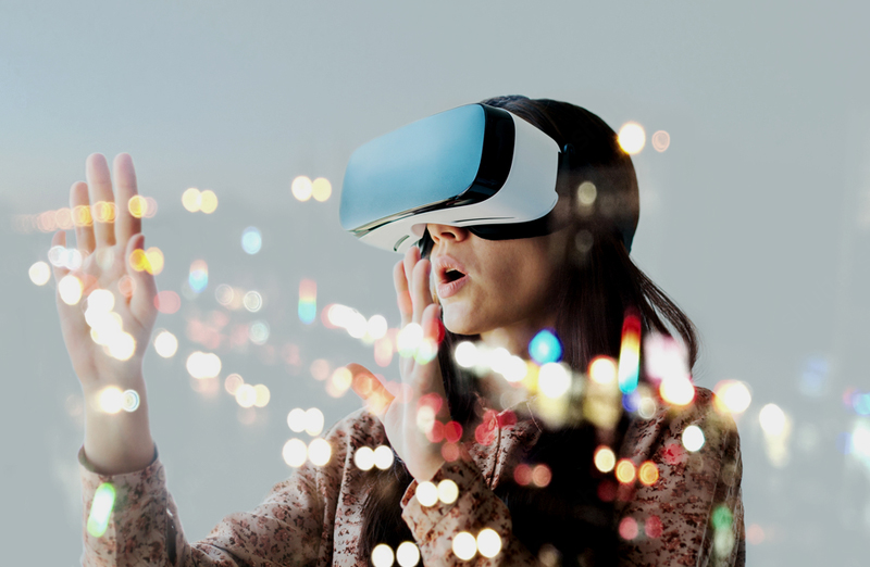 VRゴーグルをつけた人の画像